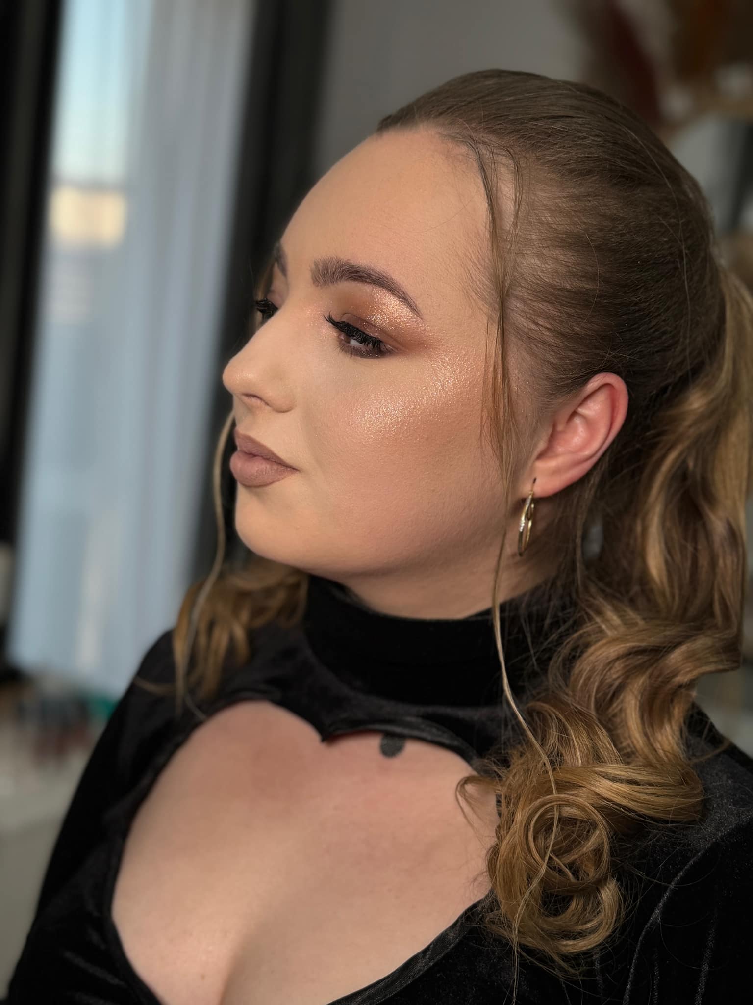 Transformă-ți Look-ul: Machiaj de Seară Inovator în Timișoara