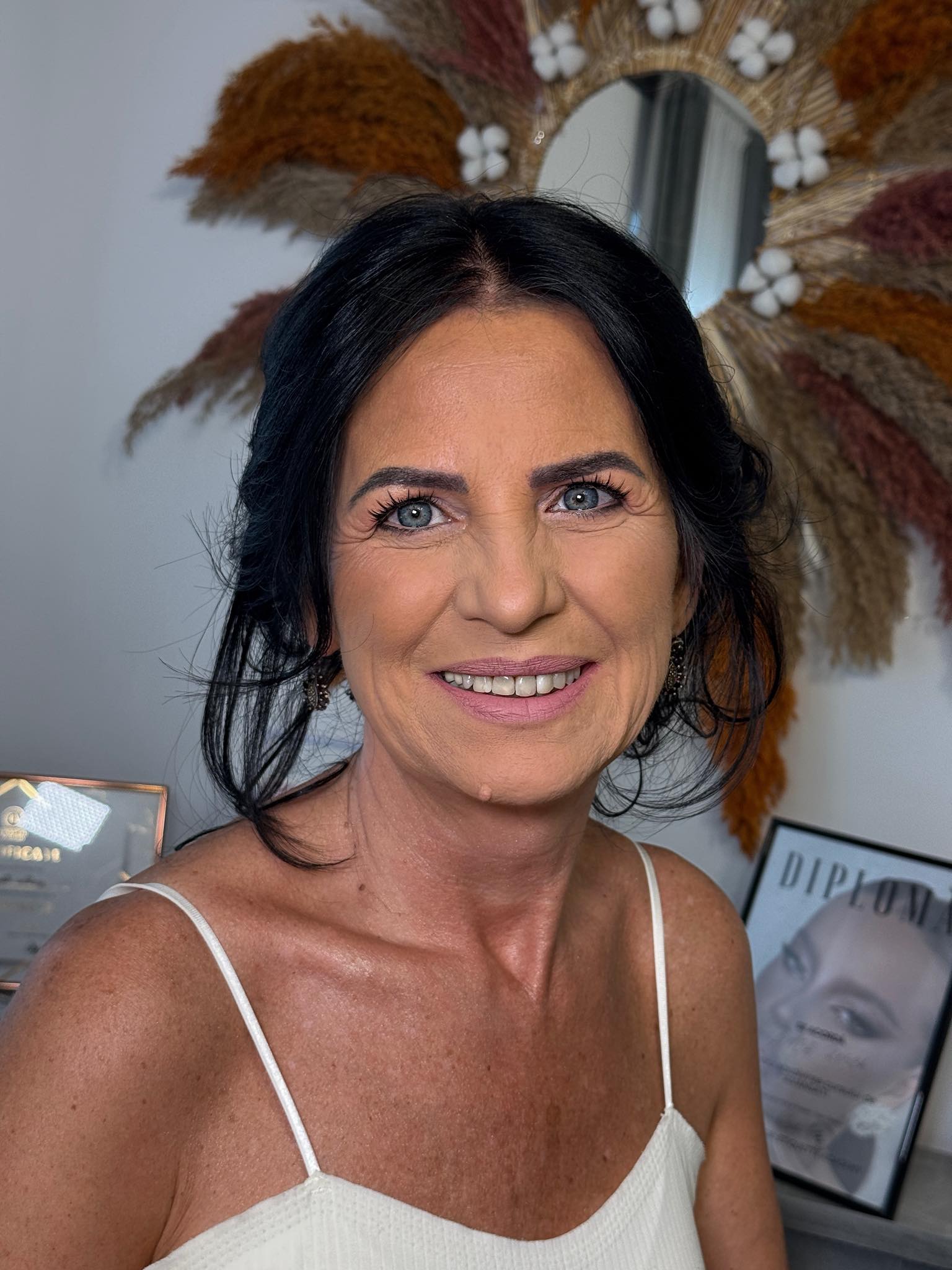 Machiajul tenului matur – trucuri pentru un aspect natural și elegant